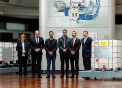 Nach Abschluss des gemeinsamen Recobulk-Kooperationsvertrags, v. l. n. r.: Andrea Adolf (General Manager, Schütz France), Veit Enders (Business Unit Manager EMEA, Schütz), Hervé Obaton (Directeur Général, Duo Emballages), Thierry Obaton (Directeur Général, Duo Emballages), Fabrice Fuchs (Sales Manager, Schütz France) und Roland Strassburger (CEO Schütz).