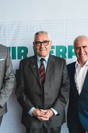 v.l.n.r.: Geschäftsführer Ralf Oesingmann, Moderator Heinz Habe, Standortleiter Walter Michelitsch