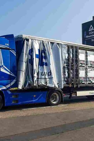 : Zweifach gestapelt kommen die IBC per LKW am Nürburgring an.Foto: Schütz