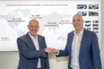 Für starke Verbindungen auf der ganzen Welt: CEO Thomas Herrmann (links) übergibt André Deponte die Leitung der globalen Headquarters. (Foto: Herrmann Ultraschalltechnik GmbH & Co. KG)
