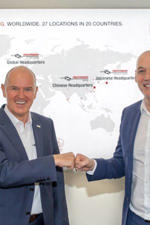 Für starke Verbindungen auf der ganzen Welt: CEO Thomas Herrmann (links) übergibt André Deponte die Leitung der globalen Headquarters. (Foto: Herrmann Ultraschalltechnik GmbH & Co. KG)