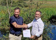 Dossierübergabe in einem schützenswerten Moor, Ottavio Scata von myclimate übergibt das Zertifikat an Urs Stillhard, Saropack AG (Foto: Saropack)