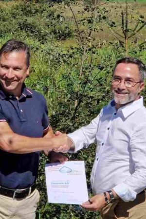 Dossierübergabe in einem schützenswerten Moor, Ottavio Scata von myclimate übergibt das Zertifikat an Urs Stillhard, Saropack AG (Foto: Saropack) Dossierübergabe in einem schützenswerten Moor, Ottavio Scata von myclimate übergibt das Zertifikat an Urs Stillhard, Saropack AG (Foto: Saropack)