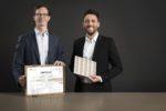 Faserwell Verkaufsleiter Mark Kanamüller (links) und Patrick Scherbantie freuen sich über die erfolgreich abgeschlossene Erstzertifizierung. (Foto: Rondo)