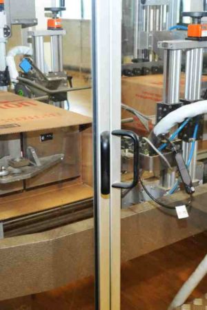 Kartonlaschen werden gefaltet (links) und anschließend verklebt (rechts) Foto: Robatech Kartonlaschen werden gefaltet (links) und anschließend verklebt (rechts) Foto: Robatech
