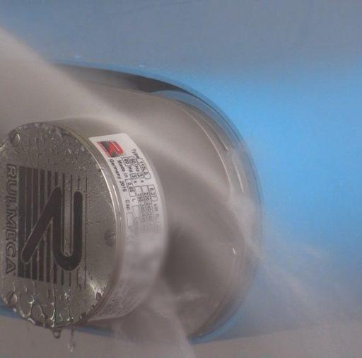 Die von Rulmeca eingeführte Schutzart IP66/69plus spezifiziert Schutz vor Hochdruckreinigern und Dampfstrahlern erstmals auch bei laufendem Betrieb und mit aufgespanntem Gurt, der seitlichen Druck auf die Dichtung ausübt. Schutzarten ohne plus testen rein statisch und ohne Druckbelastung.