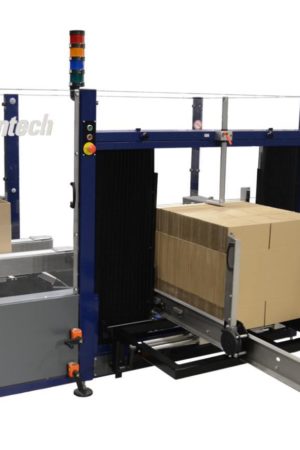 Der automatische Kartonaufrichter C-400 mit Klebebandverschlusssystem wurde für die Verarbeitung größerer Zuschnittmuster konzipiert. (© Lantech) Der automatische Kartonaufrichter C-400 mit Klebebandverschlusssystem wurde für die Verarbeitung größerer Zuschnittmuster konzipiert. (© Lantech)