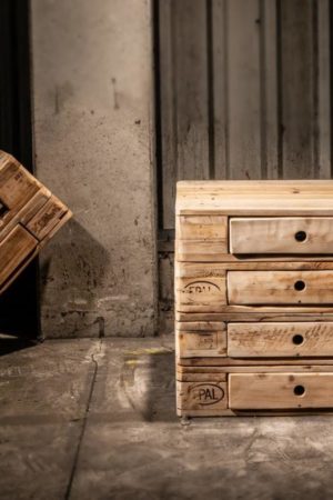 Aus der Idee heraus, den Wertstoff Holz aus den Paletten per Upcycling noch mehr Nutzen abzugewinnen, wurden Palettenmöbel ins Angebot aufgenommen. (Foto: Paletten Winter GmbH) Aus der Idee heraus, den Wertstoff Holz aus den Paletten per Upcycling noch mehr Nutzen abzugewinnen, wurden Palettenmöbel ins Angebot aufgenommen. (Foto: Paletten Winter GmbH)