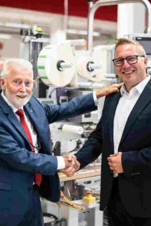 Firmengründer und Geschäftsführer Eckhard Bluhm sorgt für einen fließenden Generationenwechsel und übergibt den Staffelstab an seinen Sohn Volker Bluhm. (Foto: Bluhm Systeme) Firmengründer und Geschäftsführer Eckhard Bluhm sorgt für einen fließenden Generationenwechsel und übergibt den Staffelstab an seinen Sohn Volker Bluhm. (Foto: Bluhm Systeme)