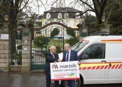 Marzek Etiketten+Packaging stellt Krankenwagen für den Einsatz in Dnipro zur Verfügung. Dr. Johannes Michael Wareka, CEO und 4. Generation von Marzek Etiketten+Packaging, bei der Übergabe. (Foto: Marzek)