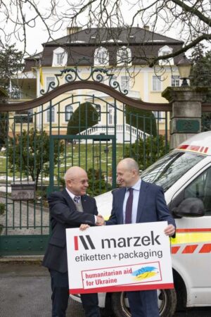 Marzek Etiketten+Packaging stellt Krankenwagen für den Einsatz in Dnipro zur Verfügung. Dr. Johannes Michael Wareka, CEO und 4. Generation von Marzek Etiketten+Packaging, bei der Übergabe. (Foto: Marzek)