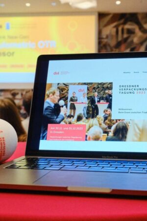 Mehr als 260 Teilnehmer waren der Einladung des Deutschen Verpackungsinstituts e. V. (dvi) gefolgt und diskutierten auf dem traditionellen Jahresendtreffen der Branche am 30. November und 1. Dezember 2023 spannende Entwicklungen und Lösungen für die Branche. (Foto: André Wagenzik) Mehr als 260 Teilnehmer waren der Einladung des Deutschen Verpackungsinstituts e. V. (dvi) gefolgt und diskutierten auf dem traditionellen Jahresendtreffen der Branche am 30. November und 1. Dezember 2023 spannende Entwicklungen und Lösungen für die Branche. (Foto: André Wagenzik)