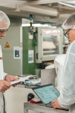 Robatech optimiert den industriellen Heissleim- und Kaltleimauftrag mit nachhaltigen und innovativen Klebstoff-Auftragssystemen. (Foto: Robatech) Robatech optimiert den industriellen Heissleim- und Kaltleimauftrag mit nachhaltigen und innovativen Klebstoff-Auftragssystemen. (Foto: Robatech)
