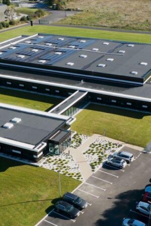 Luftaufnahme des Hauptstandorts der Groupe Emballage Technologies in Saint-Évarzec im Südwesten der Bretagne. (© SACMI Packaging & Chocolate)