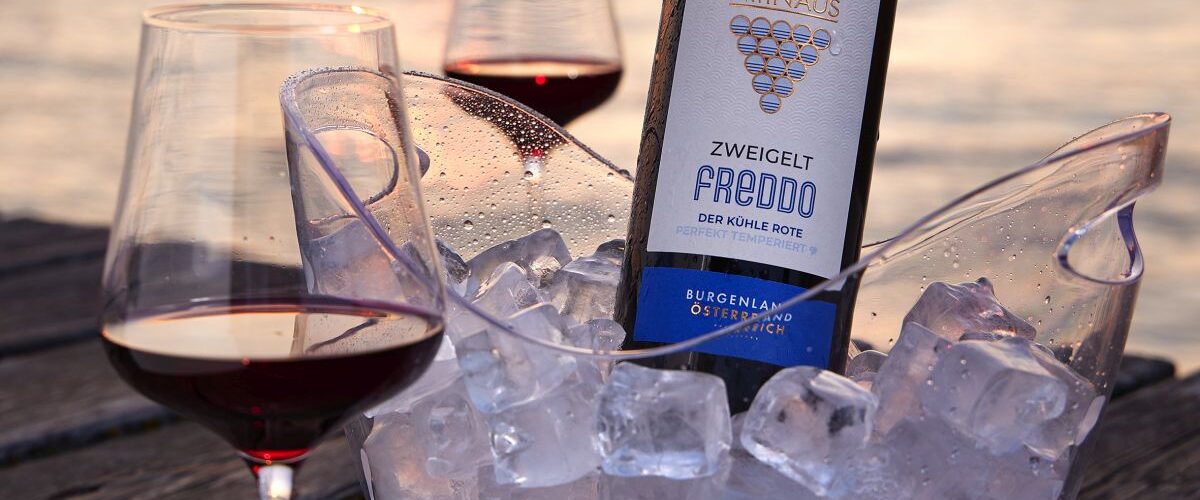 Bei dem Thermochrom-Etikett für den „Zweigelt – FREDDO – der Kühle Rote“ färben sich die Trauben im Nittnaus-Logo blau, sobald der Rotwein seine ideale Temperatur erreicht hat. Unter dem Produktnamen erscheint die Anzeige „Perfekt temperiert“ ebenfalls in blauer Farbe. © Nittnaus