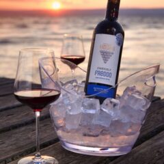 Bei dem Thermochrom-Etikett für den „Zweigelt – FREDDO – der Kühle Rote“ färben sich die Trauben im Nittnaus-Logo blau, sobald der Rotwein seine ideale Temperatur erreicht hat. Unter dem Produktnamen erscheint die Anzeige „Perfekt temperiert“ ebenfalls in blauer Farbe. © Nittnaus