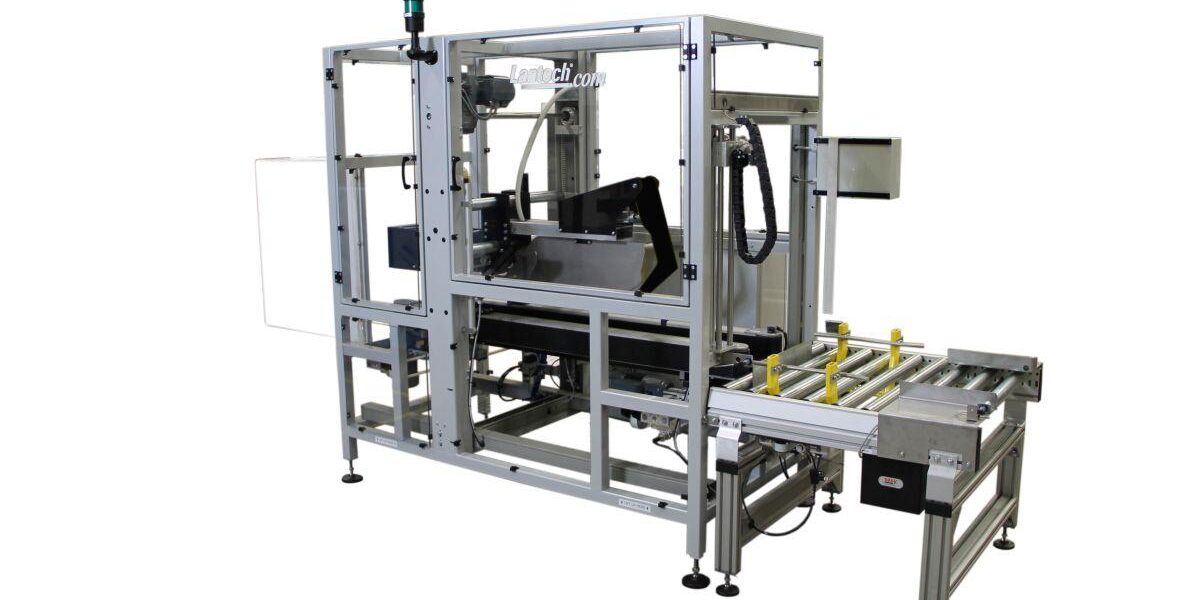 Der neue Kartonverschließer CS-Modular mit zweistufigem Frontklappen-Klappsystem und bedienerfreundlichem Tape Head. (Foto: Lantech)