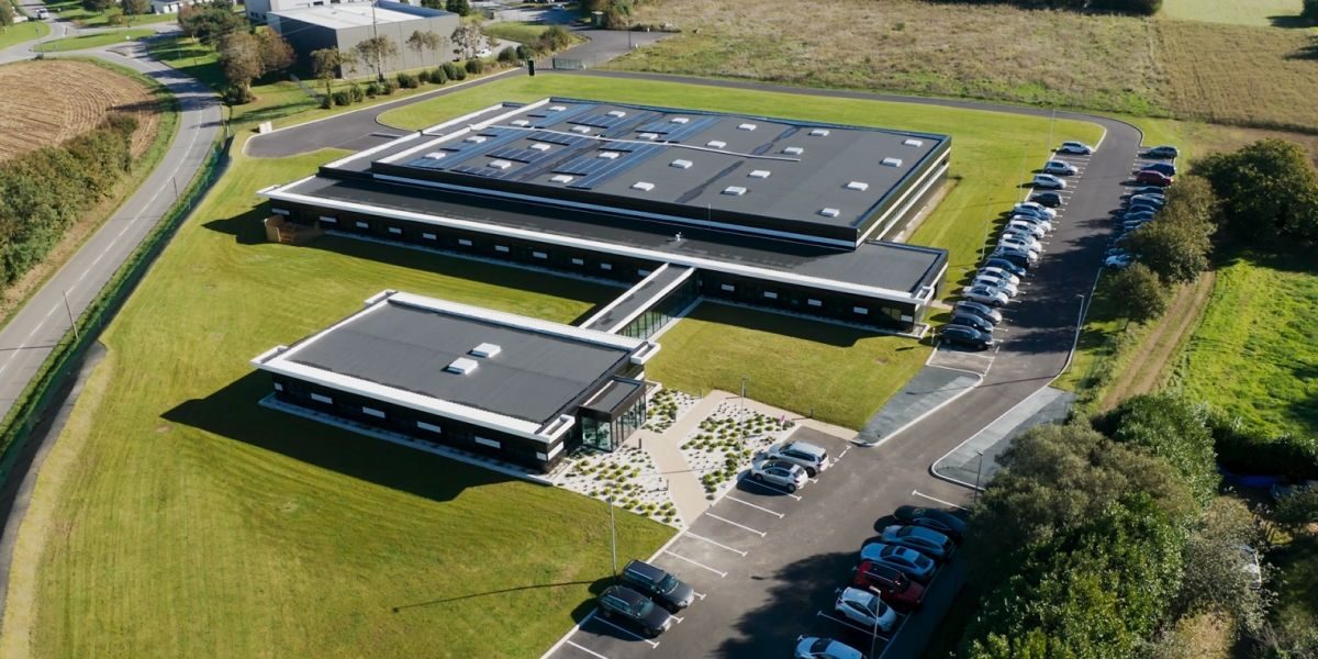 Luftaufnahme des Hauptstandorts der Groupe Emballage Technologies in Saint-Évarzec im Südwesten der Bretagne. (© SACMI Packaging & Chocolate)