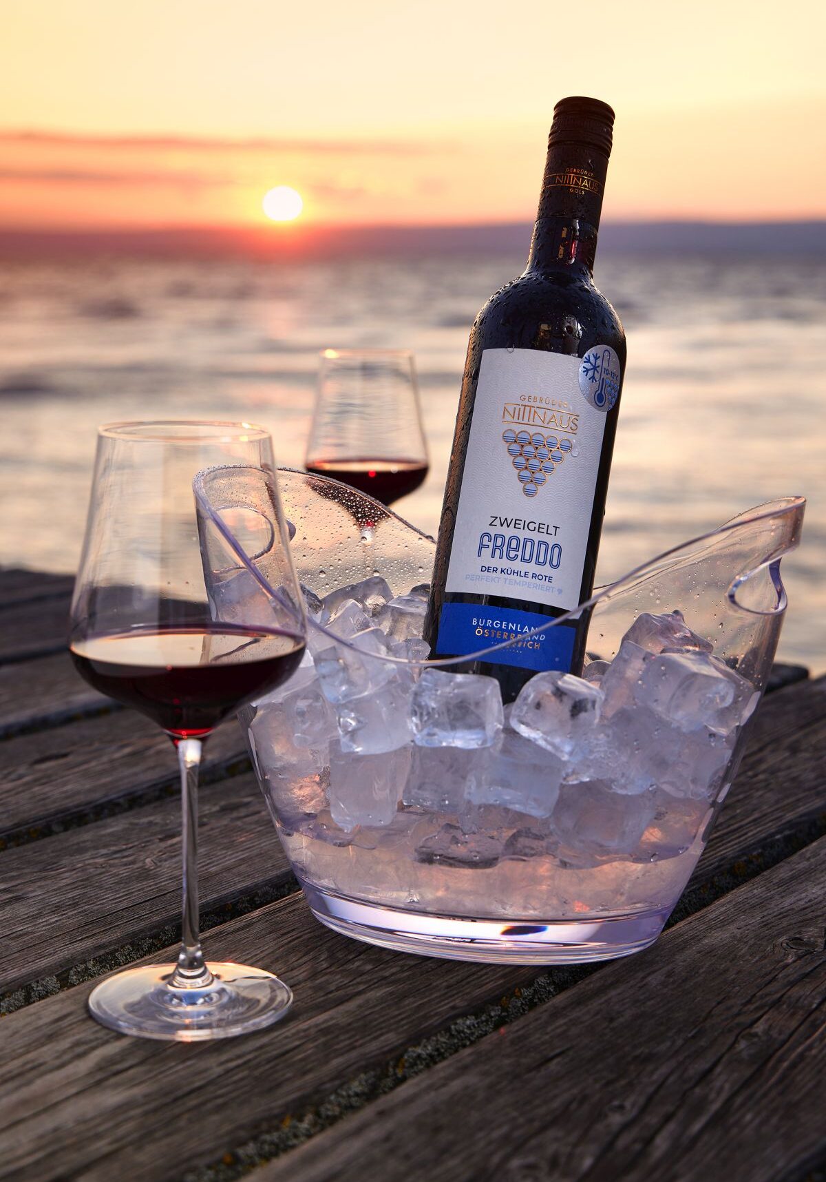 Bei dem Thermochrom-Etikett für den „Zweigelt – FREDDO – der Kühle Rote“ färben sich die Trauben im Nittnaus-Logo blau, sobald der Rotwein seine ideale Temperatur erreicht hat. Unter dem Produktnamen erscheint die Anzeige „Perfekt temperiert“ ebenfalls in blauer Farbe. © Nittnaus